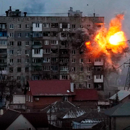 Eine Explosion zerstört die Seite eines Wohnhauses, nachdem ein Panzer der russischen Armee in Mariupol das Feuer eröffnet hat