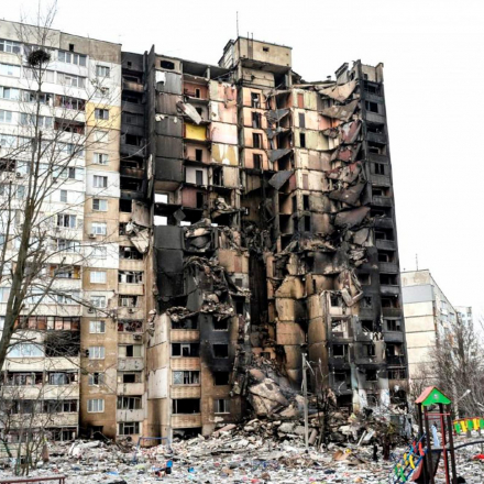 Dieses Bild zeigt ein Wohnhaus in Charkiw, der zweitgrößten Stadt der Ukraine, das am Tag zuvor durch Beschuss beschädigt worden war