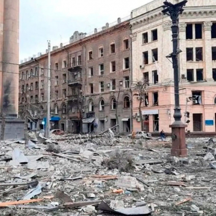 Eine Ansicht zeigt das Gebiet in der Nähe des regionalen Verwaltungsgebäudes in Charkiw, Ukraine, das nach Angaben von Stadtbeamten von einer Rakete getroffen wurde
