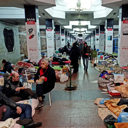 Während Russlands Angriff auf die Ukraine in Charkiw, Ukraine, weitergeht, schützen sich Menschen vor Beschuss in einer U-Bahn-Station