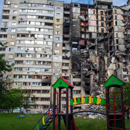 Ein stark beschädigter Wohnblock in Saltivka, Charkiw