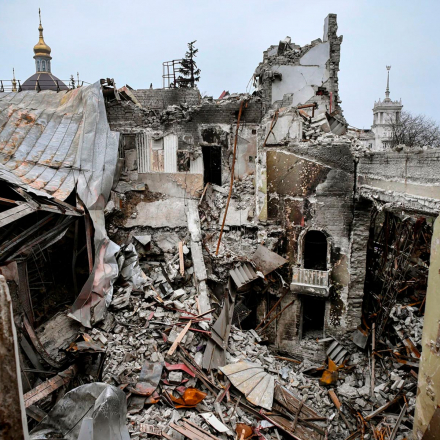 Trümmer füllen das teilweise zerstörte Dramatheater Mariupol, das am 16. März von einem Luftangriff in Mariupol, Ukraine, getroffen wurde