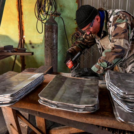 Ein Freiwilliger produziert Stahlplatten für gepanzerte Westen für ukrainische Soldaten in Saporischschja