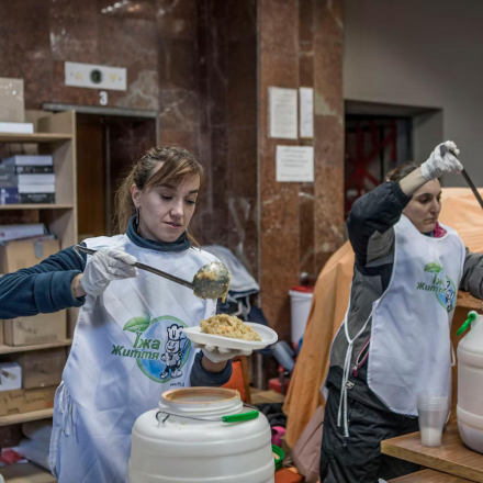 Freiwillige verteilen Lebensmittel im Erdgeschoss des Hauptquartiers der Dnipro-Freiwilligen, das für die Aufnahme und Verteilung aller Arten von Hilfsgütern genutzt wird