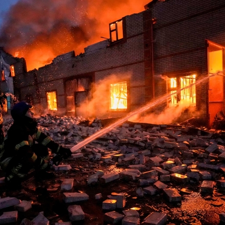 Ukrainische Feuerwehrleute löschen nach einem Bombenanschlag in Kiew einen Brand in einem Lagerhaus