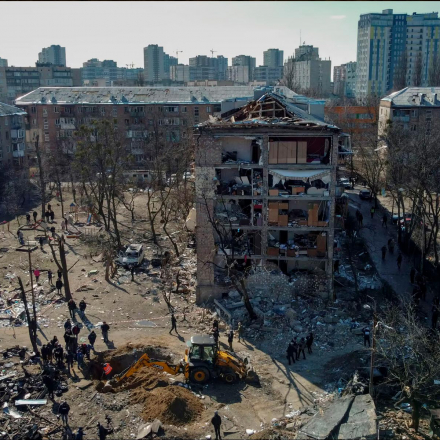 Ein Blick auf ein Wohnhaus, das durch eine abgefangene Rakete in Kiew beschädigt wurde