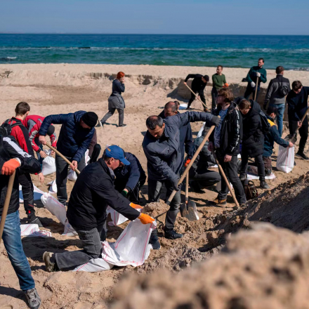 Freiwillige an einem Strand füllen Sandsäcke, um ihre Stadt in Odessa in der Südukraine zu verteidigen