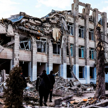 Eine ausgebombte Schule in Schytomyr, Ukraine