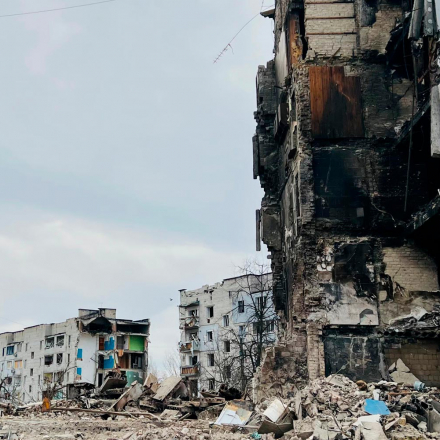 Gebäude in Borodyanka, das durch russisches Bombardement zerstört wurde
