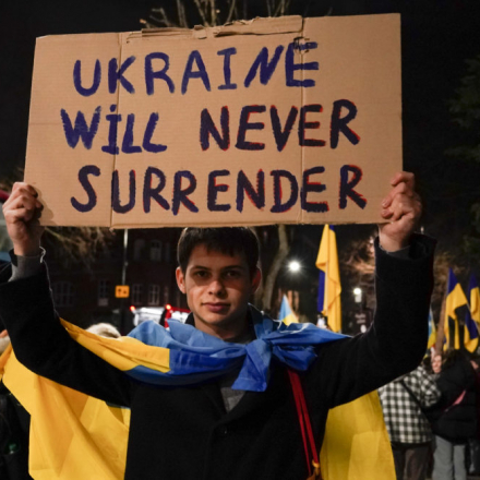 Ein Demonstrant hält ein Plakat, als er an einer Demonstration vor der russischen Botschaft in London teilnimmt