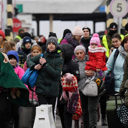 Menschen, die aus der Ukraine kommen, überqueren die ukrainisch-polnische Grenze in Korczowa, Polen
