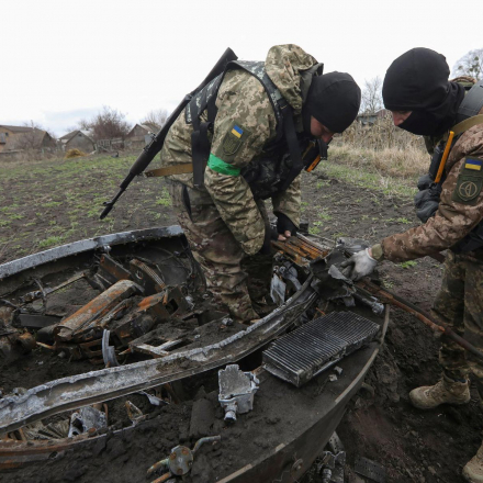 Pioniere des Militärs bauen ein Maschinengewehr von einem russischen Panzer ab, der während der russischen Invasion in der Nähe des Dorfes Motyzhyn zerstört wurde