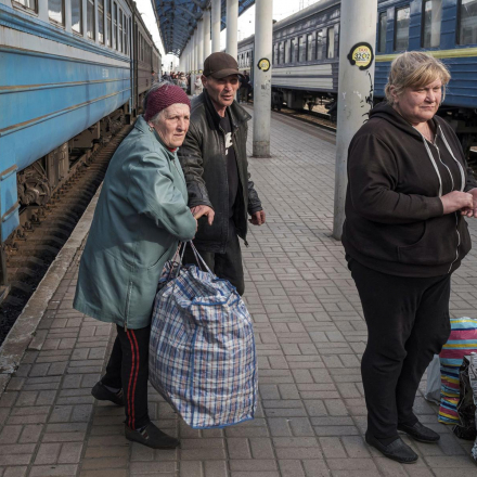 Menschen, die vor der russischen Invasion in der Ukraine fliehen, laufen auf einem Bahnsteig an einem Bahnhof in Slowjansk, Ukraine