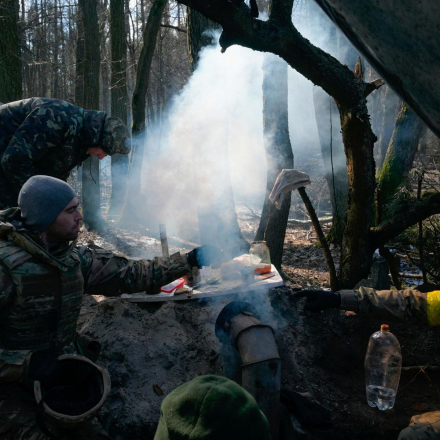 Angehörige der ukrainischen Streitkräfte bereiten inmitten der russischen Invasion in der Ukraine in der Nähe von Demydiv, Ukraine, Essen zu