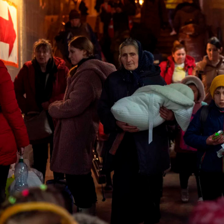 Menschen, die vor dem Krieg in der Ukraine geflohen sind, verlassen den Bahnhof